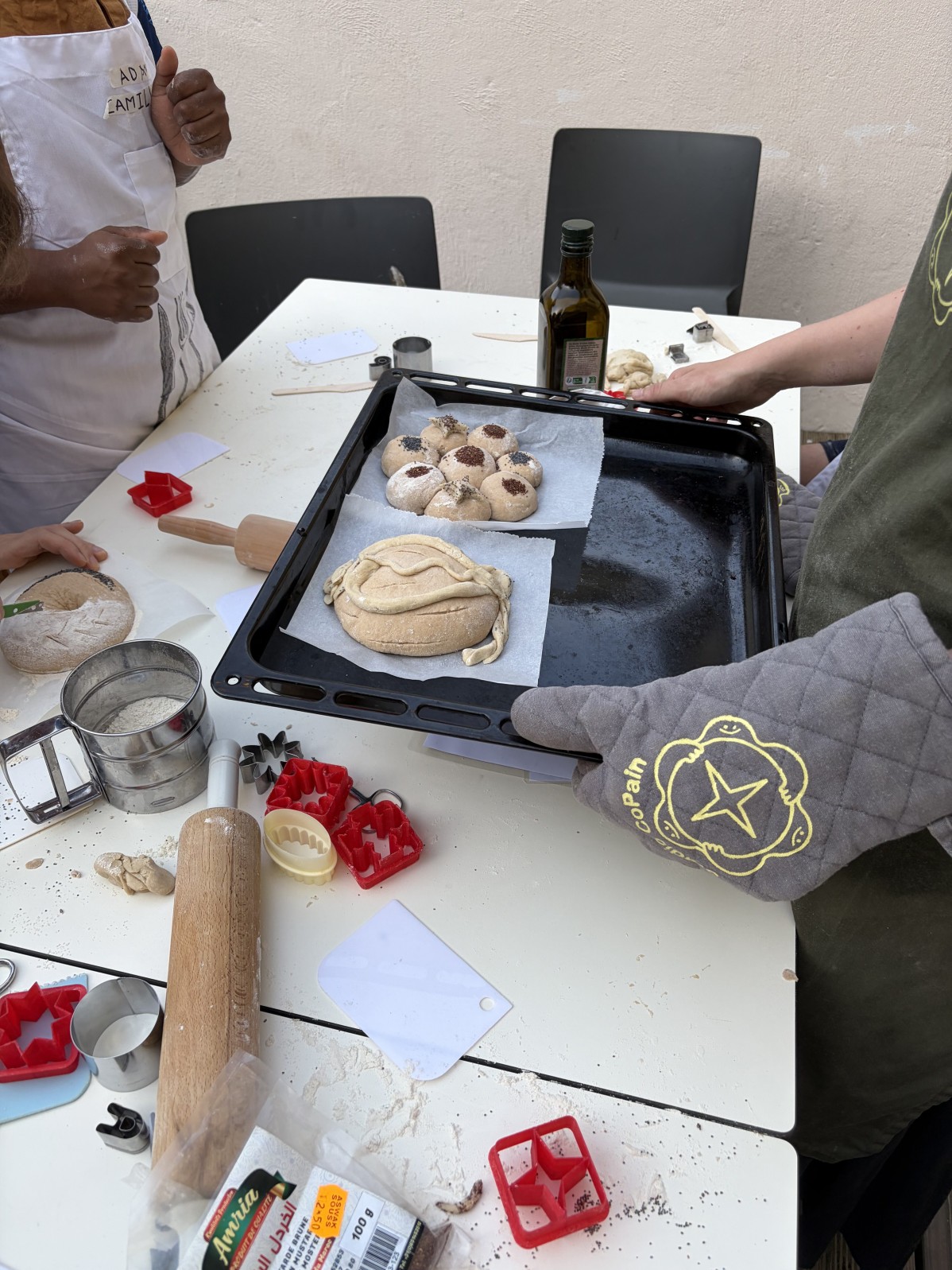 Les jeunes mettent la main à la pâte !